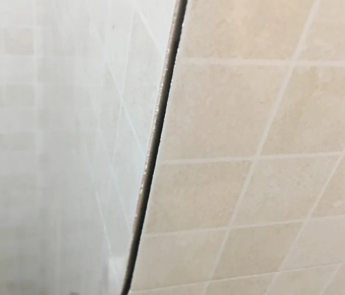 新宁瓷砖空鼓维修公司分享阳台瓷砖脱落的修复过程可以分为以下几个步骤