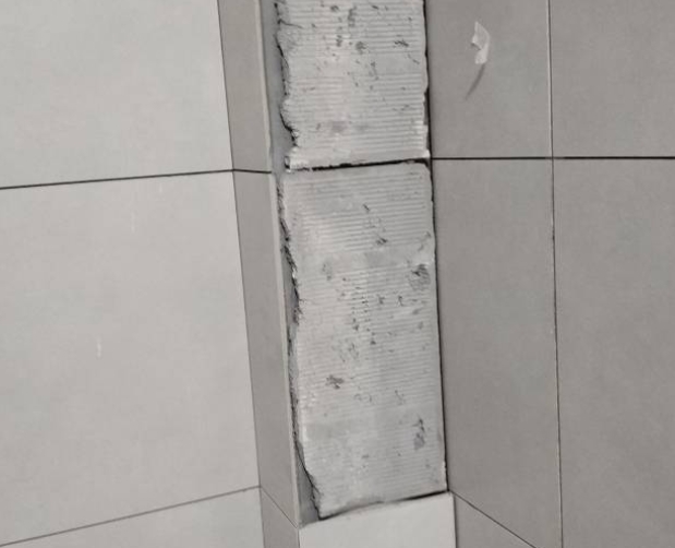 新宁瓷砖空鼓维修公司分享下瓷砖施工前基层浇水润湿程度不足，可能导致以下问题