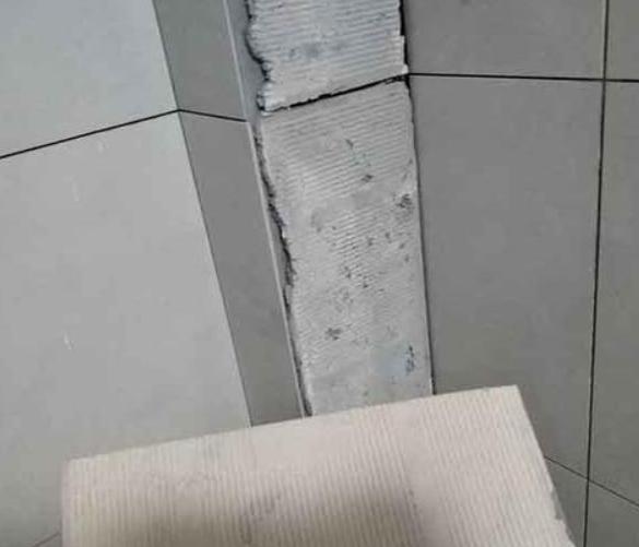 新宁瓷砖空鼓维修公司分享下厨房瓷砖脱落的补救措施。